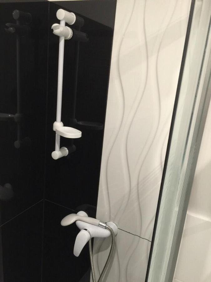 Appartement Red&white Lower Ground Floor Krakau