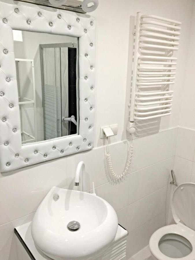 Red&white Lower Ground Floor Appartement Krakau